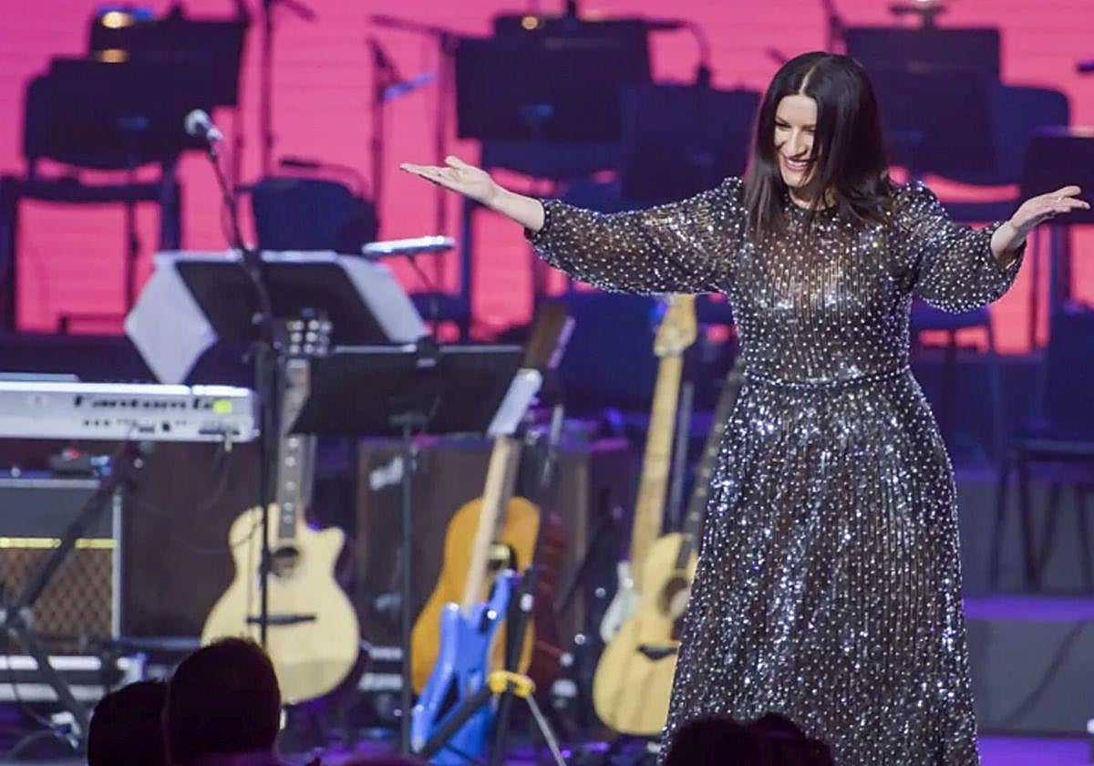 Aparatosa caída de Laura Pausini durante un concierto en Milán | El